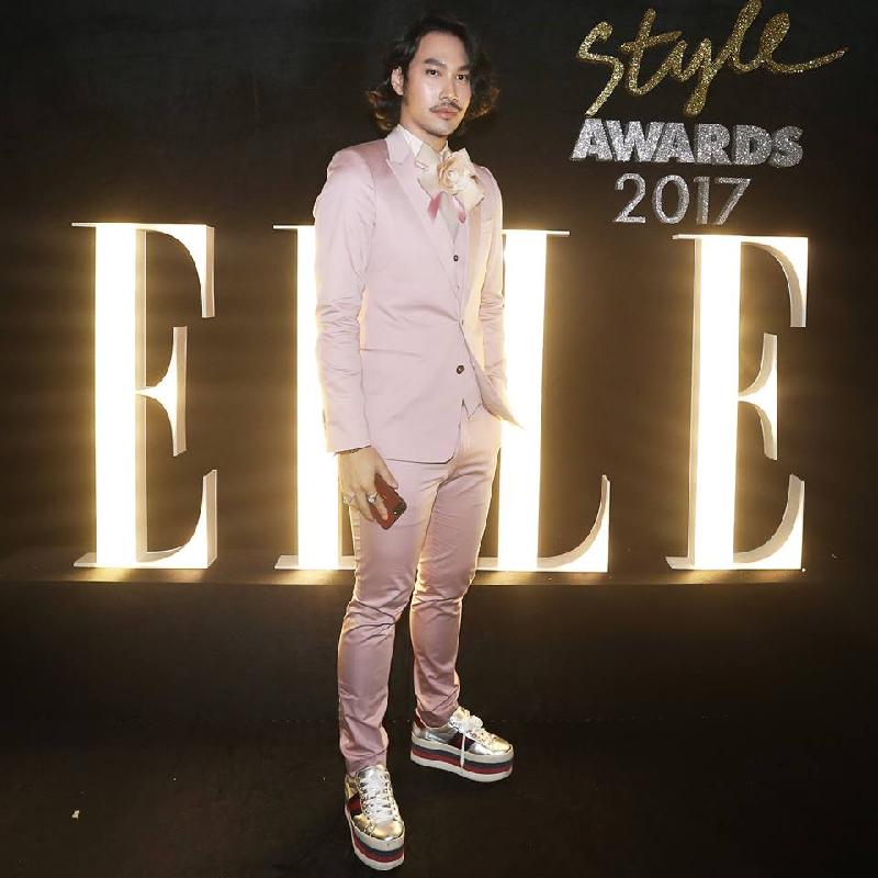 Xuất hiện tại sự kiện thảm đỏ Elle Style Awards 2017, NTK Lý Quý Khánh diện suit hồng sến. Chiếc quần bó sát chất liệu vải bóng cùng đôi giầy sneaker đế siêu khủng gây ấn tượng, nhưng có thể thấy người thường 