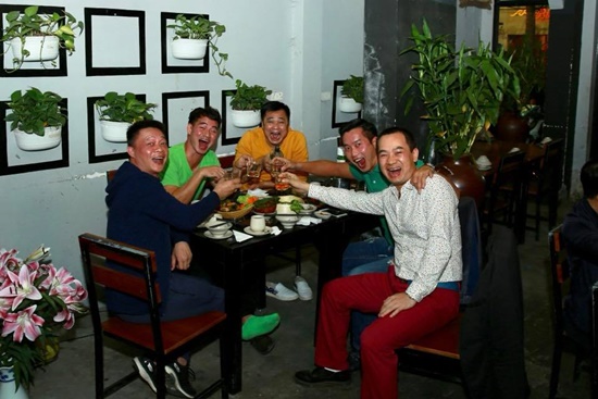 MC Thanh Tùng, Tự Long, Xuân Bắc và Quang Minh gặp nhau trên bàn nhậu kèm theo trạng thái: “Có biến rồi. Gặp anh gặp em là y rằng…”.