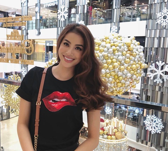 Hoa hậu Phạm Hương cũng khoe ảnh tại trung tâm thương mại rộn ràng không khí giáng sinh.