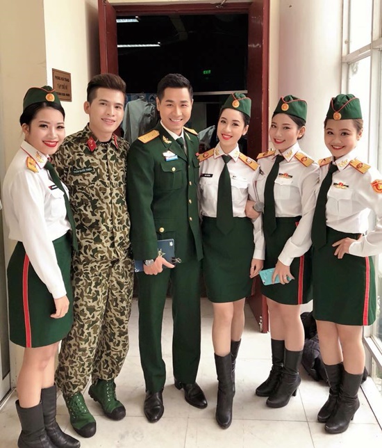 MC Nguyên Khang khoe ảnh mặc đồ lính kèm theo câu hỏi: “Bạn Khang có nên nhập ngũ không?” khi tham gia một chương trình gameshow.