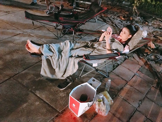 Trong khi đó, Trương Quỳnh Anh phải quay phim suốt đêm với trạng thái: “Lịch quay đêm nay còn dài, về (sáng) sớm nha”.