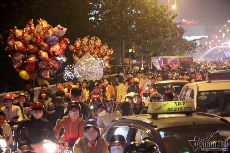 Dòng người đi bộ chen chân cùng các phương tiện kéo dài cả cây số trên đường Nguyễn Trãi lúc 20h