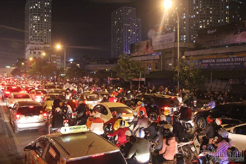 Trước cổng chợ Ngã Tư Sở ô tô và xe máy đều phải dừng tại do lượng phương tiện quá đông
