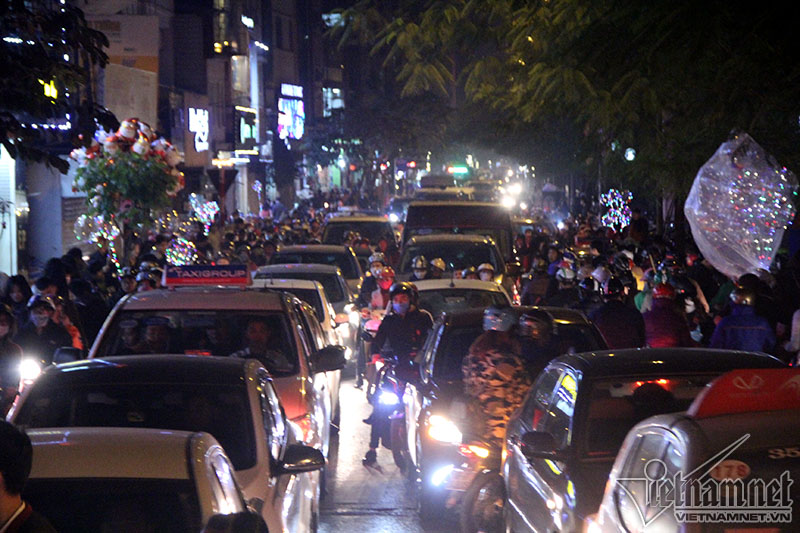Tuyến phố Giáp Nhất ven sông Tô Lịch giáp với trung tâm thương mại trên đường Nguyễn Trãi cũng trong cảnh ùn tắc 22h20, tại phố đi bộ: 