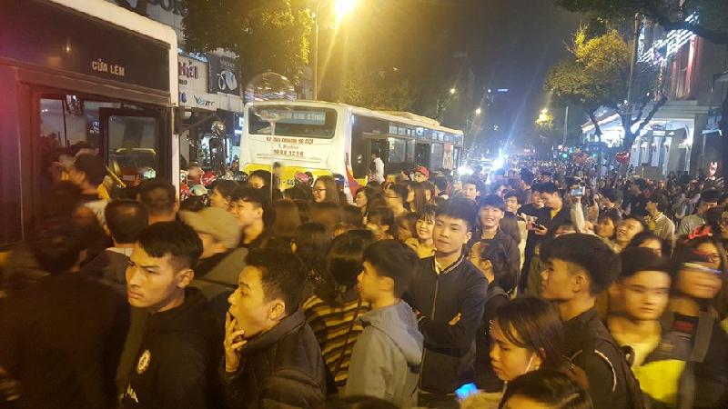 Hàng trăm bạn trẻ tràn ra lòng đường bắt xe buýt trên phố Hai Bà Trưng