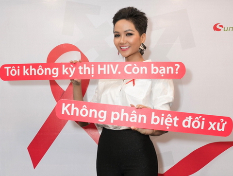 Hoa hậu H'Hen Niê và ý nghĩa của dải băng đỏ luôn đồng hành trên tay