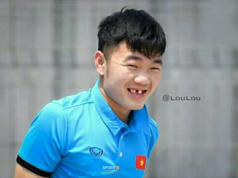 Bật cười khoảnh khắc cầu thủ tuyển Việt Nam bị mang ra chế ảnh