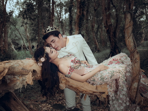 Hoa hậu Di Khả Hân đẹp như tiên nữ trong bộ ảnh 'công chúa ngủ trong rừng'