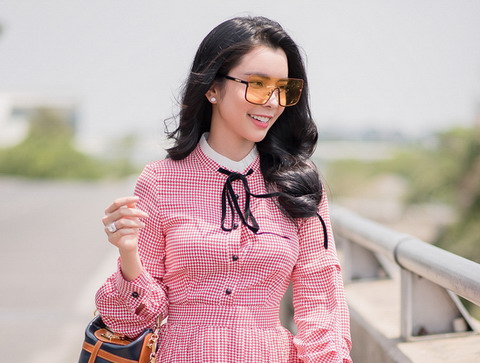 Hoa hậu Huỳnh Vy hóa quý cô thanh lịch giữa sân bay