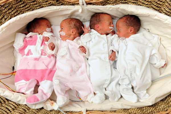 Ngoài những đứa trẻ đơn, Mariam đẻ tới sáu cặp sinh đôi, bốn cặp sinh ba và ba cặp sinh bốn. - Ảnh minh họa