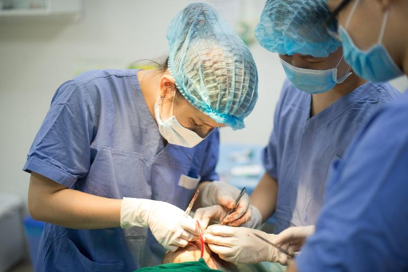 Bác sĩ Nguyễn Hồng Nhung (trái) trong một ca vi phẫu cho bệnh nhân ung thư lưới