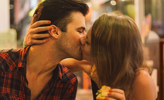 Một nụ hôn sâu đủ khiến bạn bị lây bệnh lậu, nghiên cứu mới cảnh báo - ảnh minh họa từ internet
