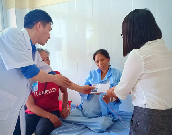 Chị Au nhận được sự hỗ trợ từ cộng đồng để có tiền phẫu thuật