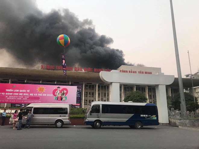 Cung văn hóa hữu nghị Việt Xô cháy ngùn ngụt, mái vòm sân khấu chính đổ sập