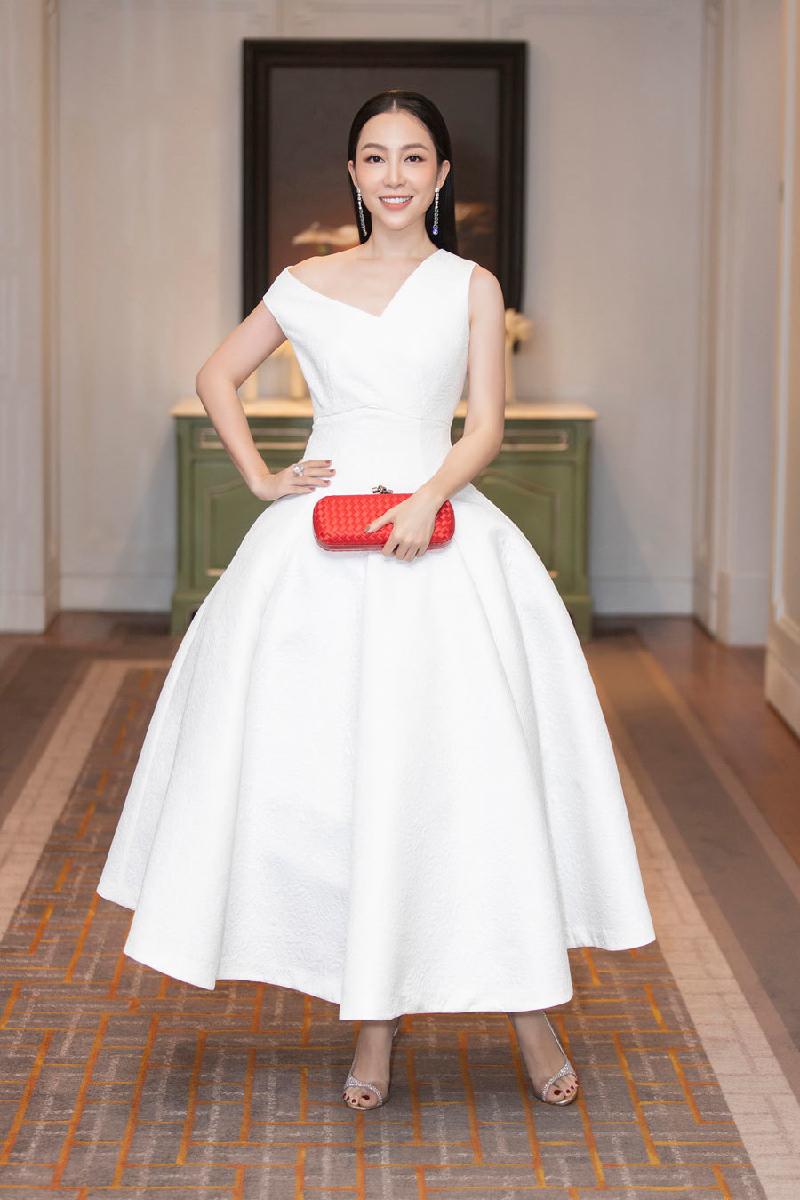 Diễn viên múa Linh Nga chọn clutch cầm tay màu đỏ rực phối cùng váy trắng càng tăng thêm sự nổi bật. Linh Nga khá ưa chuộng những thiết kế dáng xoè cổ điển, đơn giản, thanh lịch.