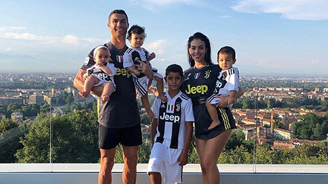 Ronaldo hạnh phúc bên gia đình nhỏ của mình