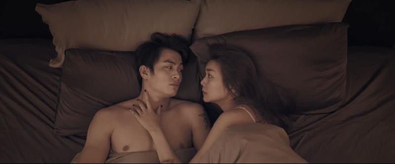 Cảnh nóng trong phim của Thiên Kim (Thanh Hằng) và Huy (chồng Thiên Kim do Huy do diễn viên trẻ Lãnh Thanh thủ vai.