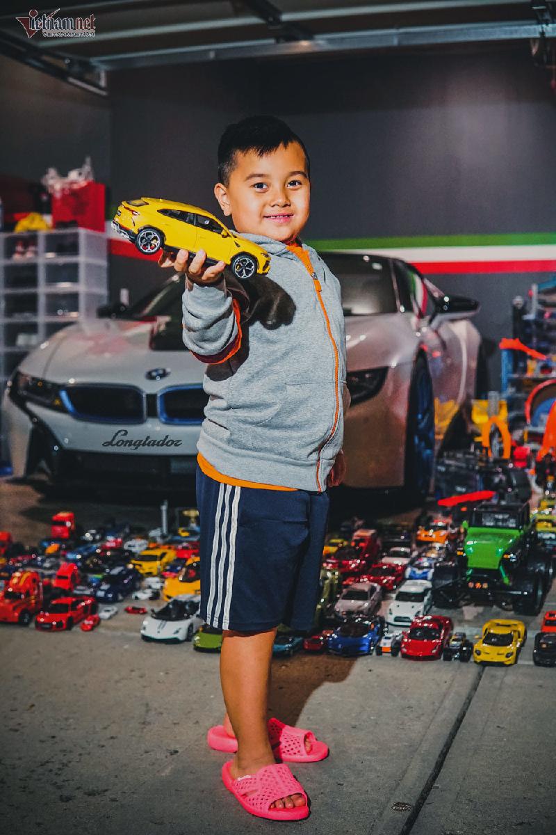 Hiện tại cậu bé Bentley tỏ ra thích nhất chiếc Lamborghini Urus trong kho xe 7.000 chiếc của mình, lý do vì đó là chiếc xe mà bố đang lái. Ảnh: Longtador