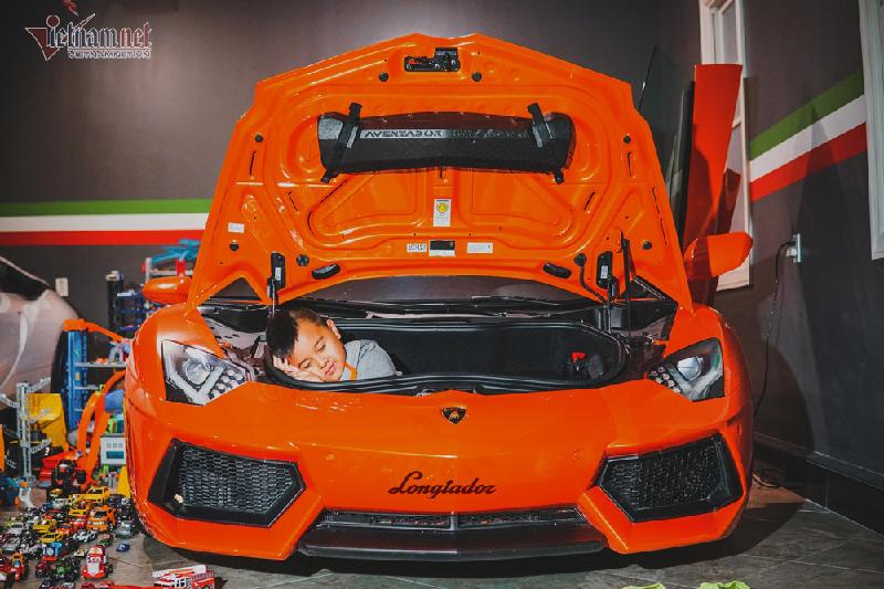 Góc ngộ nghĩnh của bé Bentley Phi Trần trên chiếc siêu xe Lamborghini Aventador của bố. Ảnh: Longtador