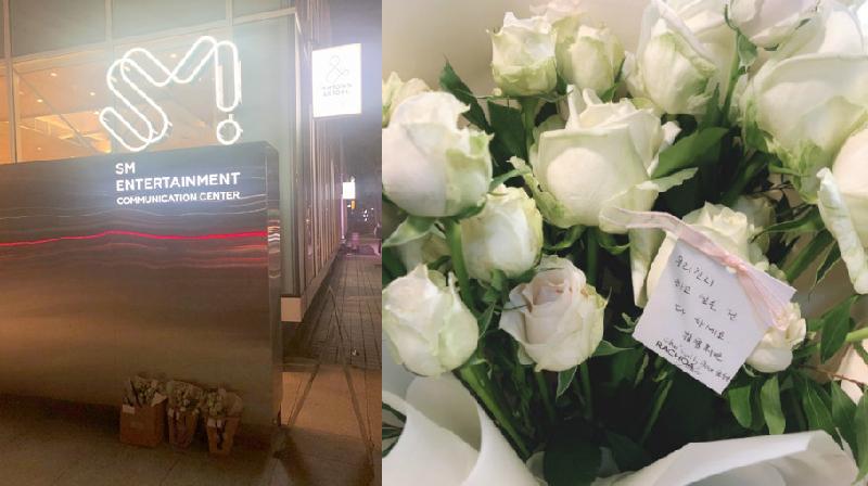 Những bông hoa trắng được người hâm mộ đặt trước của công ty để tiễn biệt Sulli.