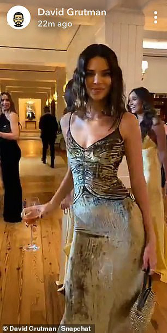 Siêu mẫu Kendall Jenner diện chiếc đầm ánh kim lộng lẫy và nóng bỏng trong tiệc cưới 2 người bạn thân.