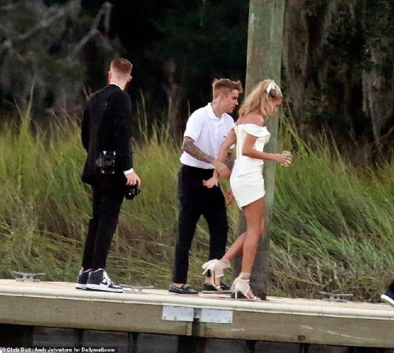 Justin bảnh bao với kiểu tóc cắt gọn, Hailey xinh xắn và thuỳ mị trong bộ váy trắng. Cả hai đều rất vui vẻ, hạnh phúc và liên tục cười đùa với nhau trên du thuyền.