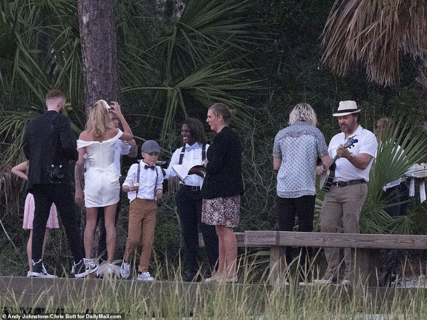 Vợ chồng Bieber được nhìn thấy uống cocktail và chụp ảnh cùng một số người thân trên cầu cảng. Nhiều khách mời và người thân trong gia đình Bieber xuất hiện ở địa điểm tổ chức lễ cưới để diễn tập, trước khi buổi lễ chính thức vào lúc hoàng hôn bắt đầu. 