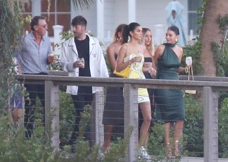Kylie Jenner (váy vàng) cũng đã xuất hiện từ rất sớm trong đám cưới của cặp đôi nổi tiếng. Các nguồn tin cho biết, đám cưới của Justin quy tụ sự góp mặt của dàn ngôi sao nổi tiếng là những bạn bè thân thiết hai bên. Ngoài Kendall Jenner, nhiều cái tên sẽ có mặt như Katy Perry, rapper Khalil, quản lý Scooter Braun,... Cặp đôi đã thuê gần như toàn bộ khách sạn để làm nơi nghỉ dưỡng cho toàn bộ khách mời.