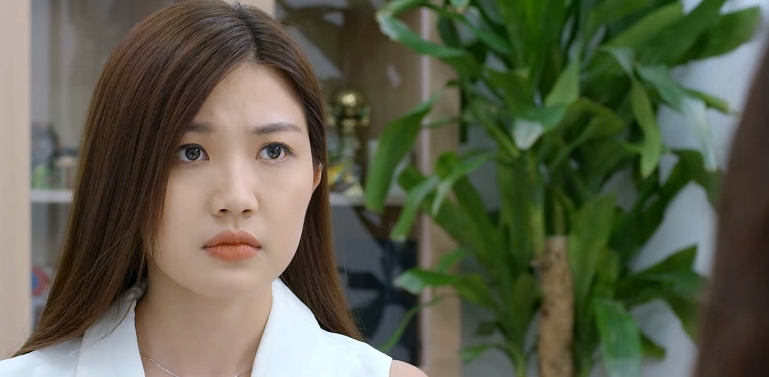 Vào vai Trà trong 'Hoa hồng trên ngực trái', diễn viên Lương Thanh lột tả khá tốt nhân vật kẻ thứ 3 âm mưu, thủ đoạn bị khán giả ghét cay ghét đắng. Vai diễn của cô cũng bị ném đá nhiều nhất phim. 