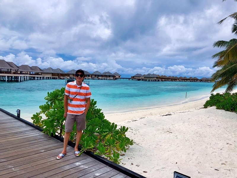 Giữa không gian sang trọng, đẹp hoàn hảo của Maldives, Hoài Linh vẫn nổi bần bật với phong cách giản dị quen thuộc với áo phông, quần short, dép lào. Anh còn trổ tài cải biên ca dao - tục ngữ cực hài: “Đi cho biết đó biết đây/Ở nhà khô mắm biết ngày nào khôn”. Nhiều fan còn trêu Hoài Linh nhìn giống như đi chơi ở biển Phan Thiết ở Việt Nam hơn là sang tận Maldives du lịch.